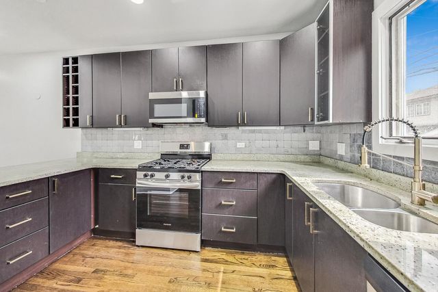 1839 W HENDERSON Street, Chicago, IL 60657