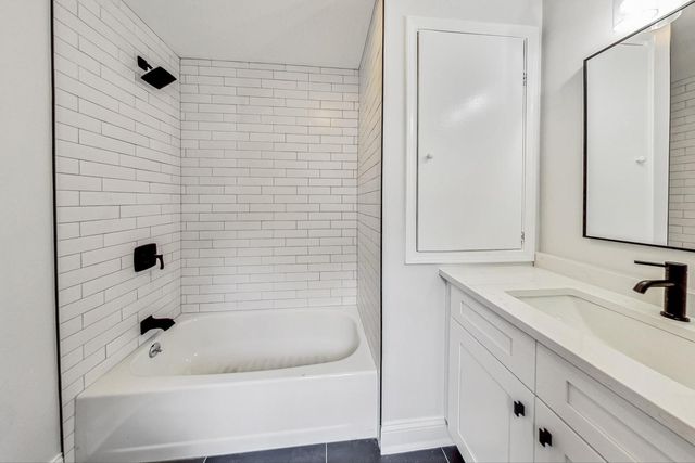 1839 W HENDERSON Street, Chicago, IL 60657