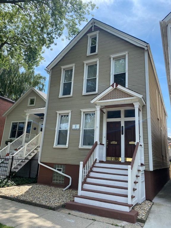 1839 W HENDERSON Street, Chicago, IL 60657