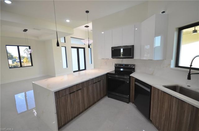 2416 Diplomat PKWY W, Cape Coral, FL 33993