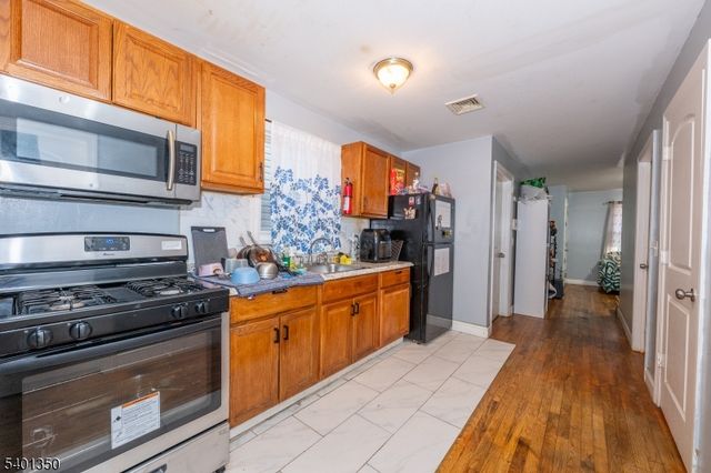 28 Highland St, Paterson City, NJ 07524