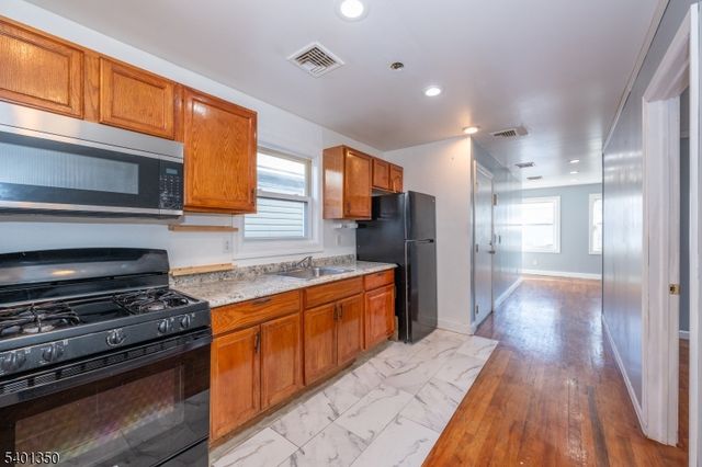 28 Highland St, Paterson City, NJ 07524