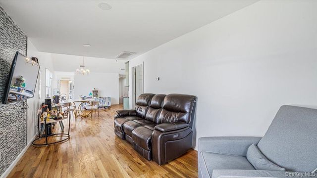 3093 Royal Avenue, Oceanside, NY 11572
