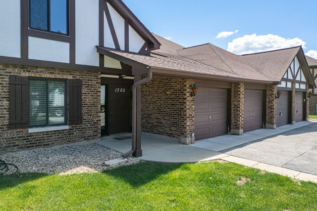 1753 Plymouth Court B, Wheaton, IL 60189