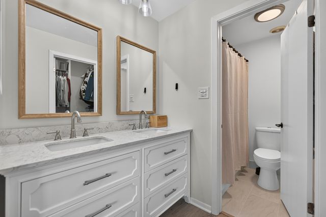 1753 Plymouth Court B, Wheaton, IL 60189