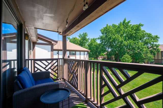 1753 Plymouth Court B, Wheaton, IL 60189
