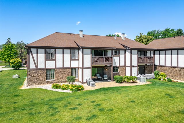 1753 Plymouth Court B, Wheaton, IL 60189