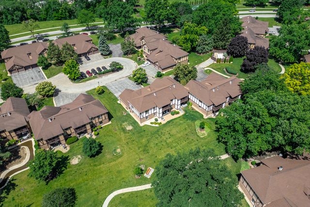 1753 Plymouth Court B, Wheaton, IL 60189
