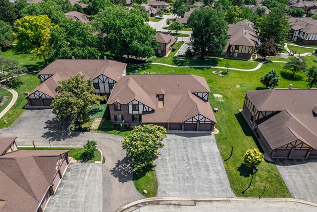 1753 Plymouth Court B, Wheaton, IL 60189