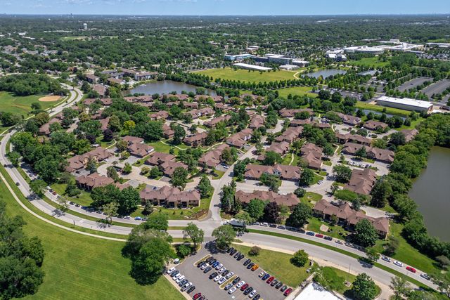 1753 Plymouth Court B, Wheaton, IL 60189