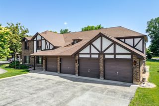 1753 Plymouth Court B, Wheaton, IL 60189