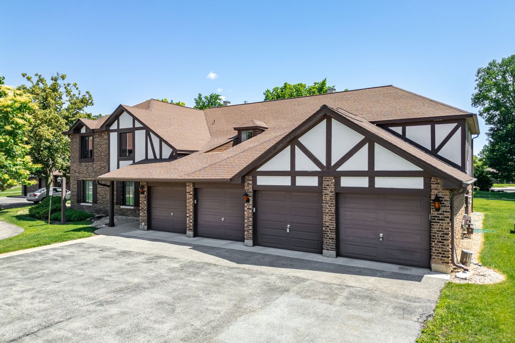 1753 Plymouth Court B, Wheaton, IL 60189