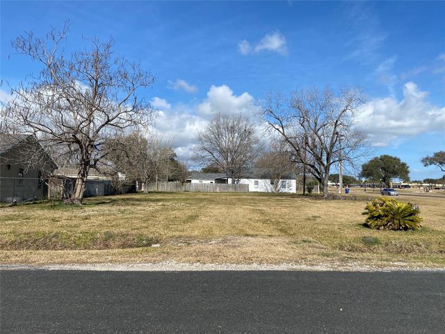 2102 6th Avenue N, Texas City, TX 77590