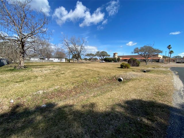 2102 6th Avenue N, Texas City, TX 77590