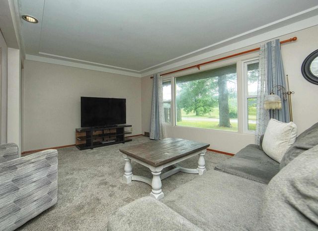 176 River Forest Rd, Evansdale, IA 50707