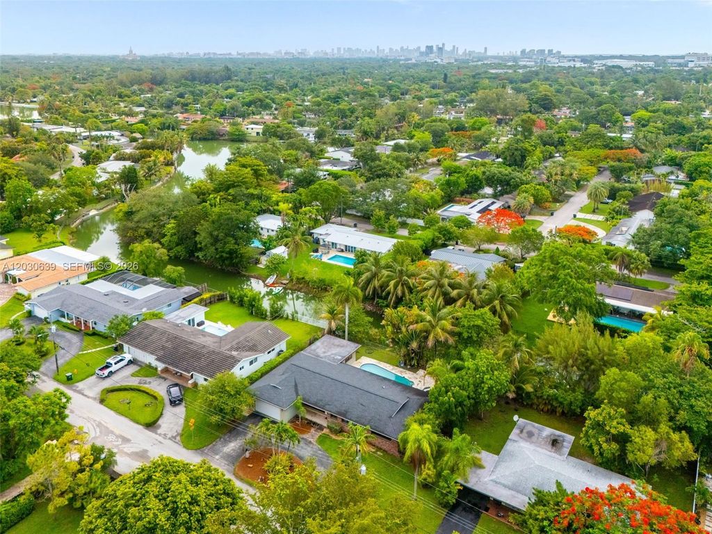 Image 10 of property listing at 6311 SW 65th Ave, South Miami, FL 33143