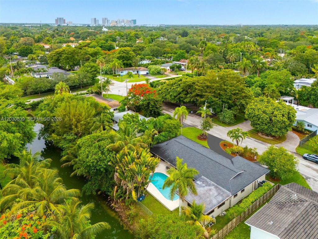 Image 11 of property listing at 6311 SW 65th Ave, South Miami, FL 33143