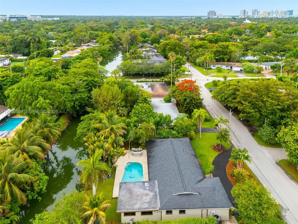 Image 12 of property listing at 6311 SW 65th Ave, South Miami, FL 33143