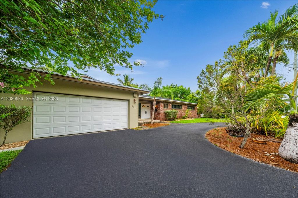 Image 4 of property listing at 6311 SW 65th Ave, South Miami, FL 33143