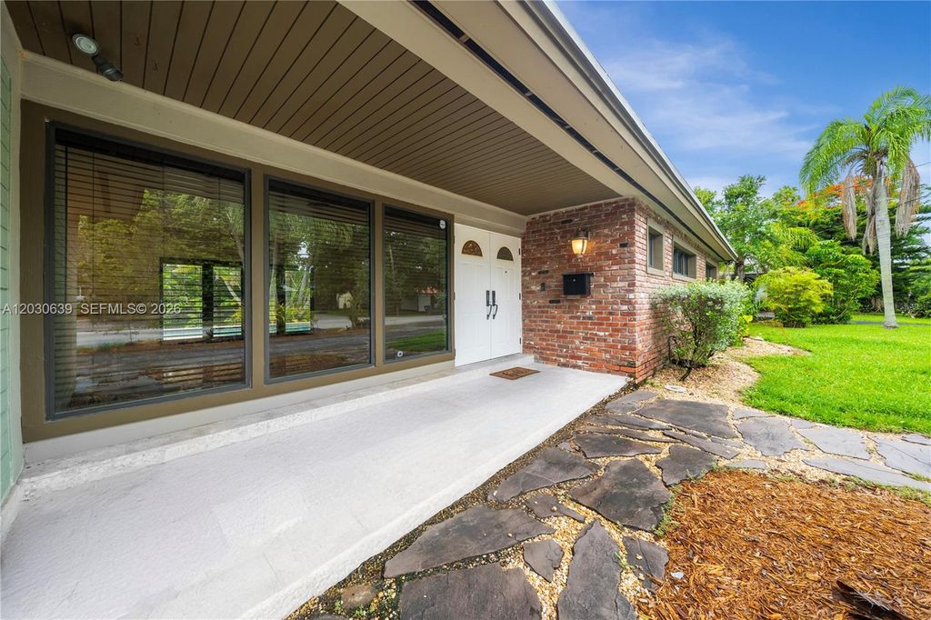 Image 5 of property listing at 6311 SW 65th Ave, South Miami, FL 33143