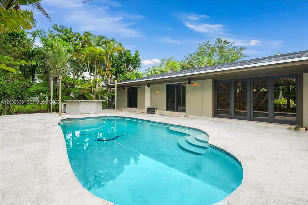 Image 6 of property listing at 6311 SW 65th Ave, South Miami, FL 33143