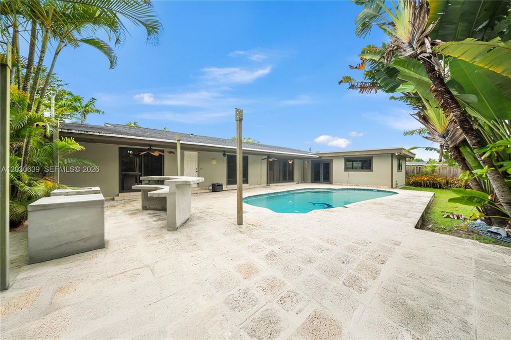 Image 7 of property listing at 6311 SW 65th Ave, South Miami, FL 33143