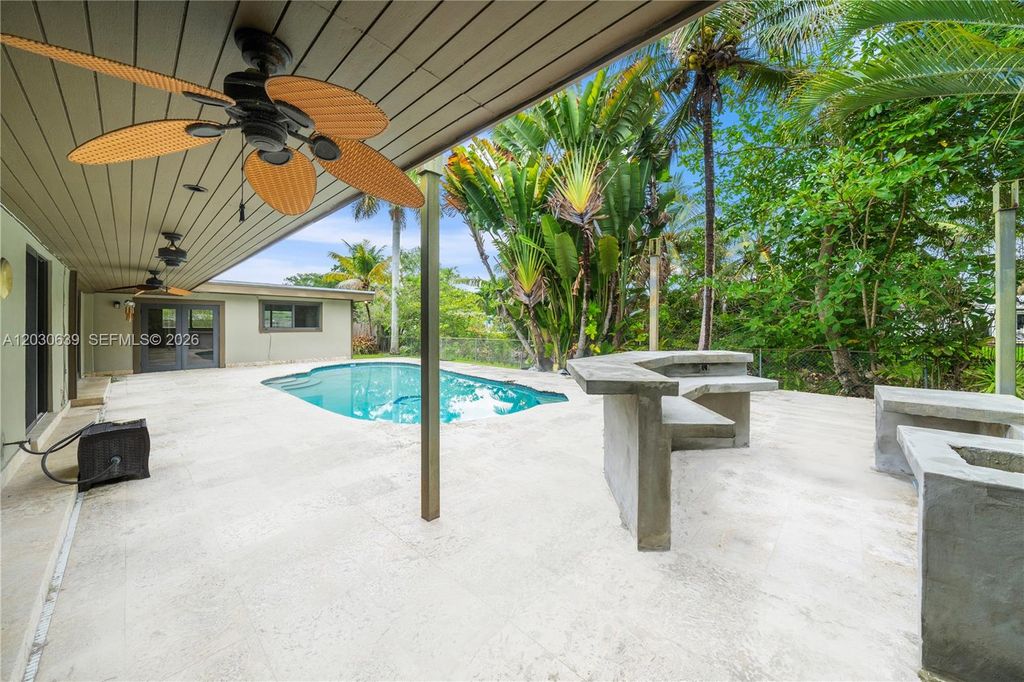 Image 8 of property listing at 6311 SW 65th Ave, South Miami, FL 33143