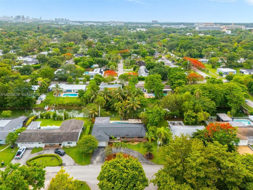 Image 9 of property listing at 6311 SW 65th Ave, South Miami, FL 33143