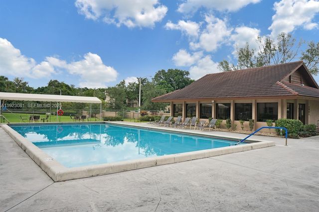 9510 Seagrape Dr 101, Davie, FL 33324