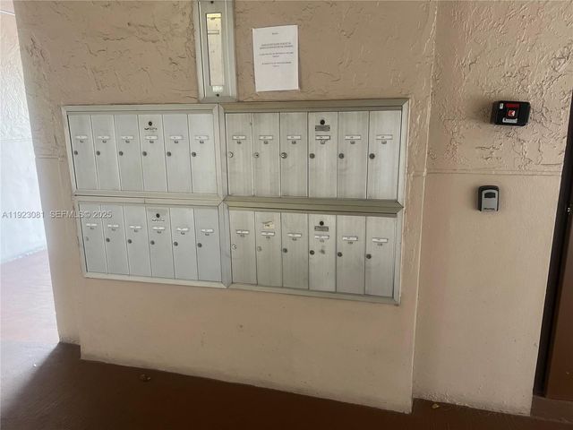 9510 Seagrape Dr 101, Davie, FL 33324