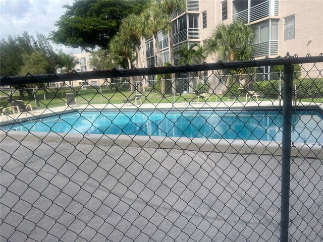 9510 Seagrape Dr 101, Davie, FL 33324