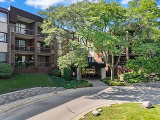 440 Raintree Court 1M, Glen Ellyn, IL 60137