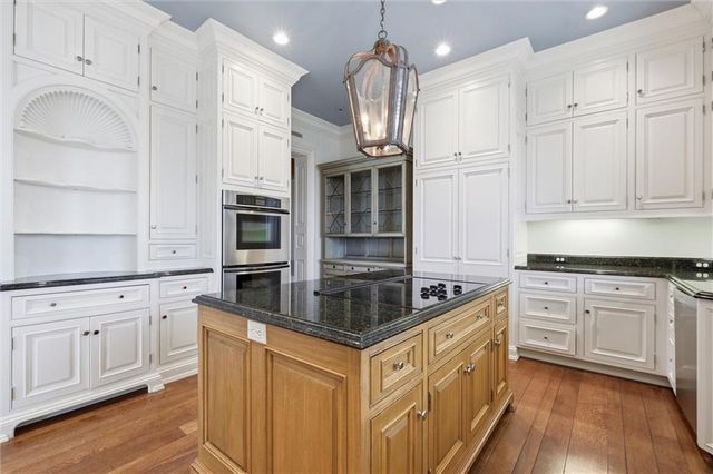 17960 Bond Street, Overland Park, KS 66013