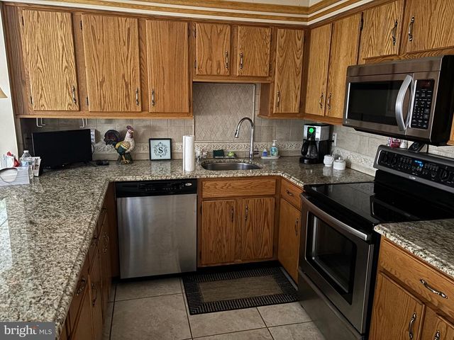 8 REBECCA CT, Ewing, NJ 08628