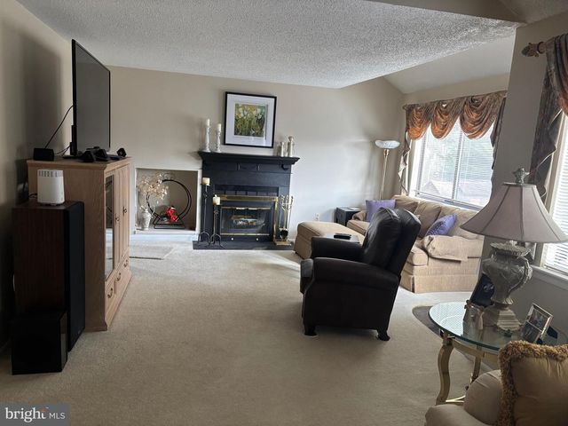 8 REBECCA CT, Ewing, NJ 08628