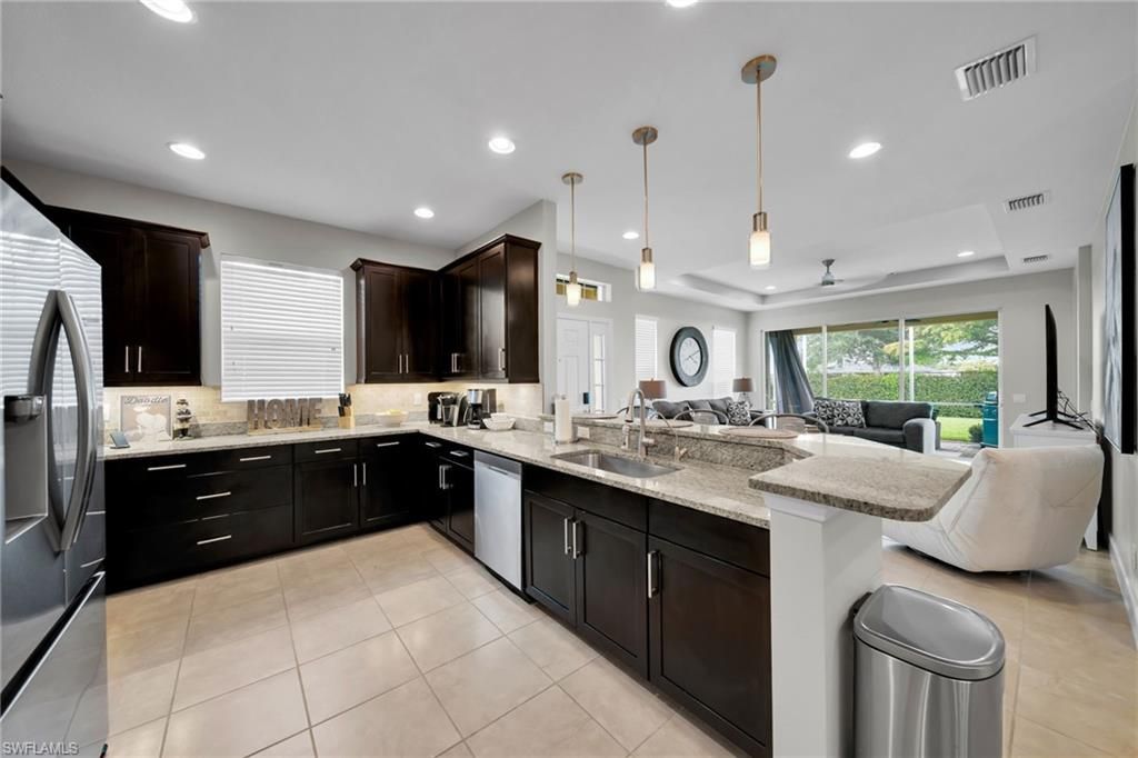 Image 7 of property listing at 1309 Pamplico CT, Cape Coral, FL 33991
