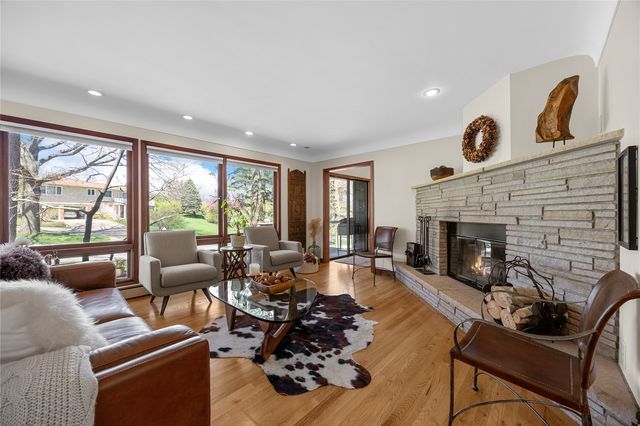 12 Fairview Knoll NE, Iowa City, IA 52240