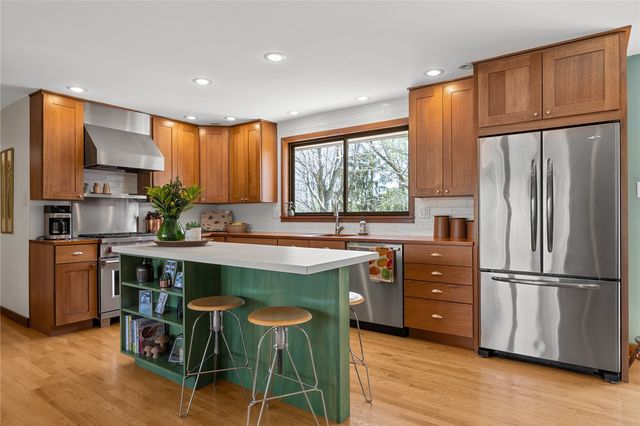 12 Fairview Knoll NE, Iowa City, IA 52240