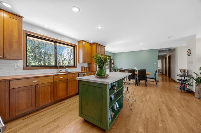 12 Fairview Knoll NE, Iowa City, IA 52240
