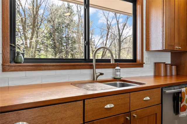 12 Fairview Knoll NE, Iowa City, IA 52240
