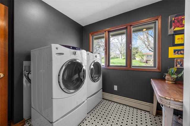 12 Fairview Knoll NE, Iowa City, IA 52240