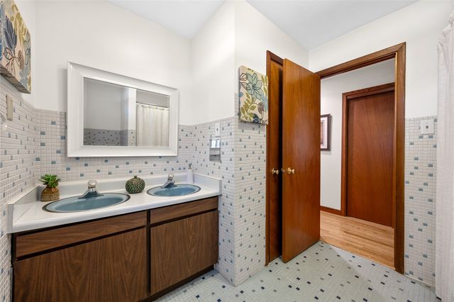 12 Fairview Knoll NE, Iowa City, IA 52240