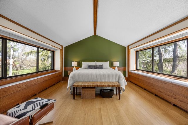 12 Fairview Knoll NE, Iowa City, IA 52240