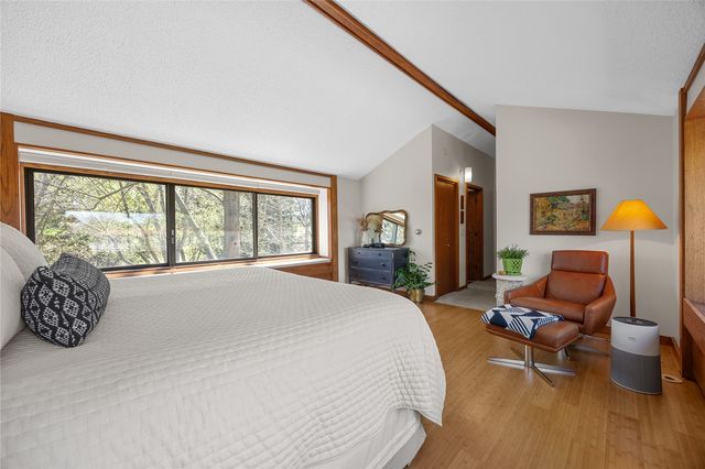 12 Fairview Knoll NE, Iowa City, IA 52240