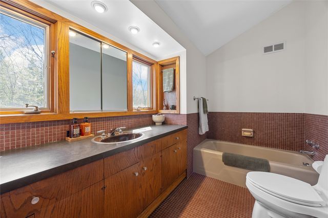 12 Fairview Knoll NE, Iowa City, IA 52240