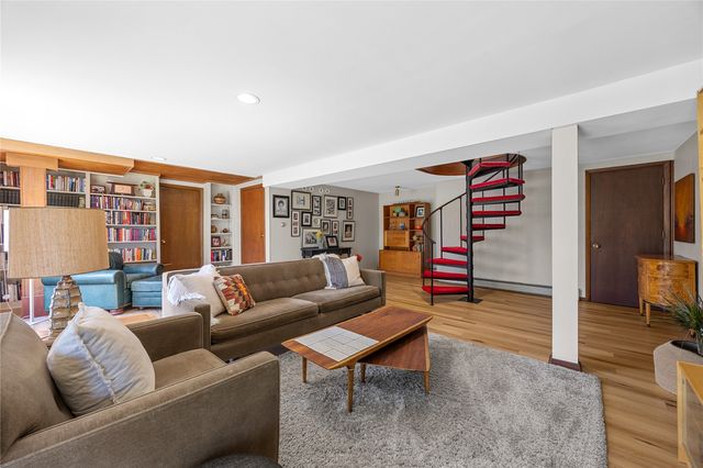 12 Fairview Knoll NE, Iowa City, IA 52240
