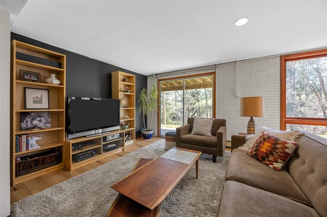 12 Fairview Knoll NE, Iowa City, IA 52240