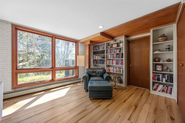 12 Fairview Knoll NE, Iowa City, IA 52240