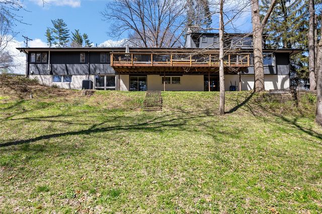12 Fairview Knoll NE, Iowa City, IA 52240