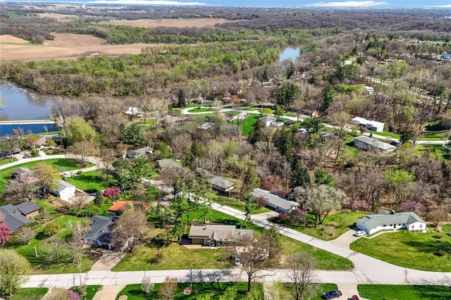 12 Fairview Knoll NE, Iowa City, IA 52240